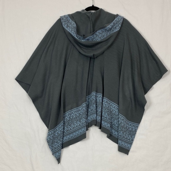 Simply Noelle Hooded Poncho Wrap Gray with Blue Pattern - Picture 2 of 9